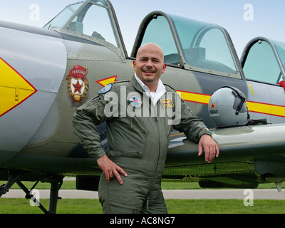 Il prossimo pilota a Yakovlev Yak 52 aereo aviosuperficie seppe Noord Brabant Paesi Bassi Foto Stock