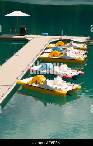 Il pedalò sul Lago di Cauma una famosa estate posto balneare vicino a Flims nelle Alpi Svizzere Foto Stock