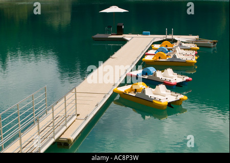 Il pedalò sul Lago di Cauma una famosa estate posto balneare vicino a Flims nelle Alpi Svizzere Foto Stock