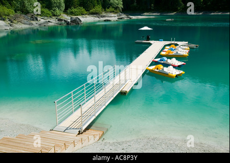 Il pedalò sul Lago di Cauma una famosa estate posto balneare vicino a Flims nelle Alpi Svizzere Foto Stock