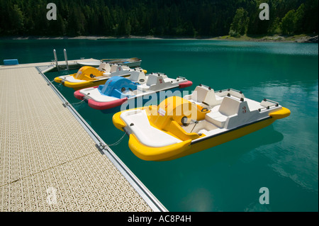 Il pedalò sul Lago di Cauma una famosa estate posto balneare vicino a Flims nelle Alpi Svizzere Foto Stock