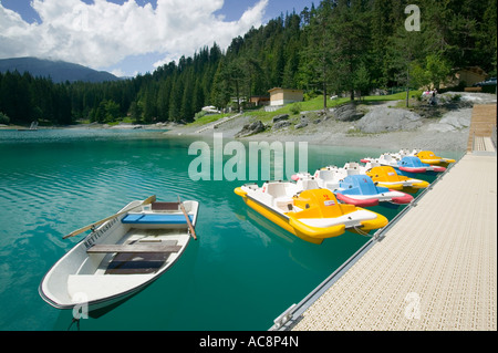 Il pedalò sul Lago di Cauma una famosa estate posto balneare vicino a Flims nelle Alpi Svizzere Foto Stock