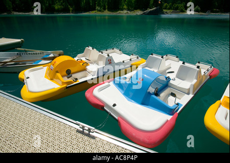 Il pedalò sul Lago di Cauma una famosa estate posto balneare vicino a Flims nelle Alpi Svizzere Foto Stock