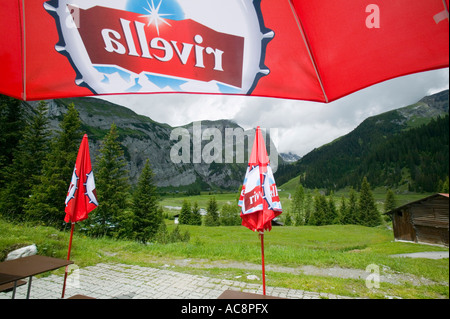 Una baita di montagna nelle Alpi svizzere, a Bargis, vicino a Flims Foto Stock