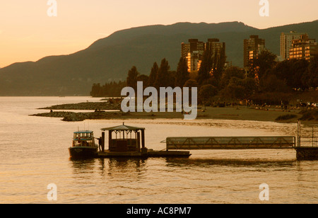 L'acqua taxi su False Creek al tramonto, Vancouver, British Columbia, Canada Foto Stock