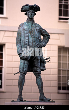 Il capitano James Cook (1728-1779) scultura da Anthony pietre davanti al National Maritime Museum di Greenwich, Londra, Inghilterra Foto Stock