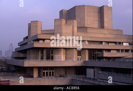 Il Royal National Theatre nel tardo pomeriggio di luce, South Bank di Londra Foto Stock