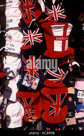 Union Jack e Inghilterra top cappelli e berretti ed altre attrazioni turistiche e abbigliamento da calcio in vendita su Oxford Street, Londra, Inghilterra Foto Stock