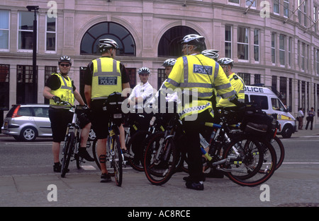 Gruppo di Metropolitan e la City of London Police su mountain bike, San Paolo, Città di Londra, Inghilterra Foto Stock