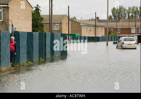 I residenti interessati dalla inedita Toll Bar inondazioni nei pressi di Doncaster, nello Yorkshire, Regno Unito Foto Stock