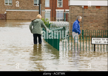 I residenti interessati dalla inedita Toll Bar inondazioni nei pressi di Doncaster, nello Yorkshire, Regno Unito Foto Stock