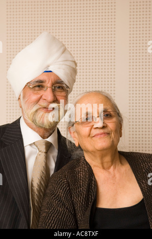 Ritratto di Sikh Senior giovane vestito in abiti occidentali Foto Stock