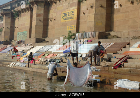 Servizio lavanderia i lavoratori di Gange sulla banca di Varanasi Foto Stock