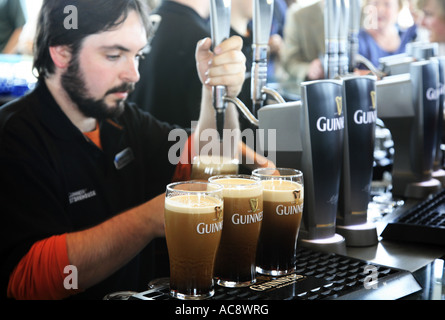 Bar in cima alla vecchia Guinness Storehouse Dublino Irlanda Foto Stock