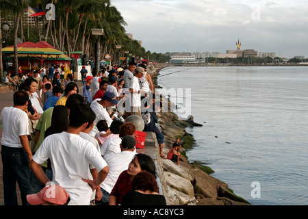 La folla sulla baia a piedi, Roxas Boulevard, Manila, Filippine Foto Stock