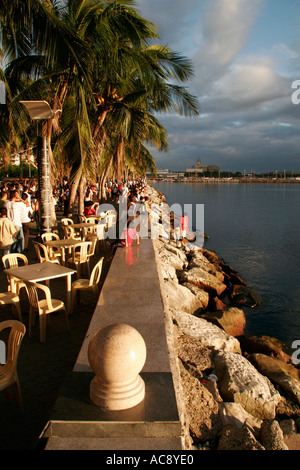 Bay a piedi Roxas Boulevard a Baia di Manila Foto Stock