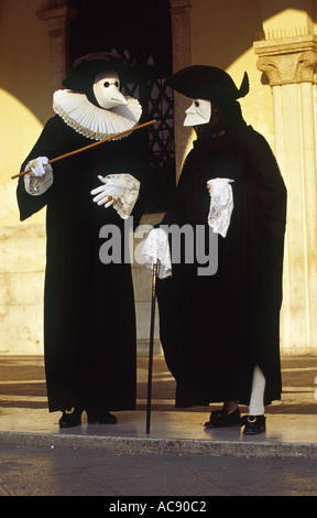 I partecipanti a Venezia il Carnevale indossando il tradizionale il dottore e Bauta maschere Italia Foto Stock