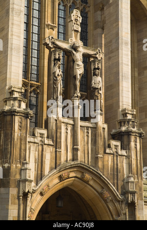 Dh del centro città di Leeds West Yorkshire St Ann Cattedrale Gesù sulla croce sopra la porta di ingresso Foto Stock