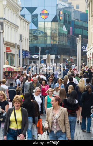 dh City Centre LEEDS WEST YORKSHIRE folle di acquirenti in commerciale Street shopping persone strade principali regno unito occupato Foto Stock