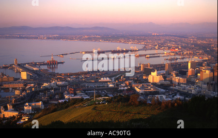 Cape Town Harbour e adiacente al centro della città al tramonto Cape Town, Western Cape; Sud Africa Foto Stock