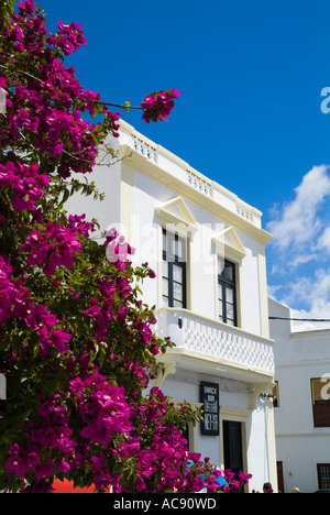 Dh Plaza de la Constitucion Haria Lanzarote Village main street village square house Foto Stock
