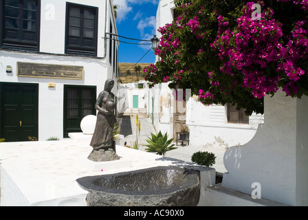 Dh Plaza de la Constitucion Haria Lanzarote Village main street cortile e modo di vicolo bougainvillea villaggi città Foto Stock