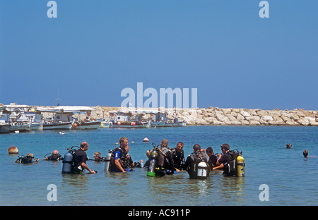 La preparazione di tuffarsi nella baia di Mandoulis Cipro Foto Stock