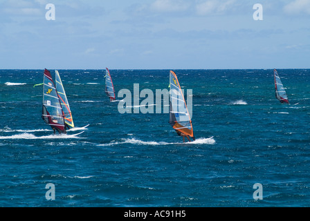 Dh Playa de Las Cucharas COSTA TEGUISE LANZAROTE Gruppo di Windsurf Windsurf racing surfer sport acquatici windsurf vento Foto Stock