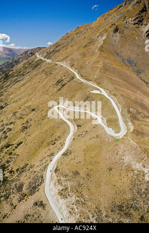 Strada a zig zag per il Remarkables Ski campo Queenstown Isola del Sud della Nuova Zelanda antenna Foto Stock