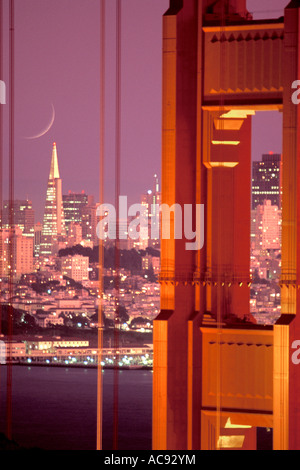 Golden Gate Bridge con la falce di luna sulla skyline di San Francisco in California Foto Stock