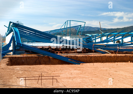 Crollato in acciaio struttura in fabbrica a causa di forti venti in Spagna Foto Stock