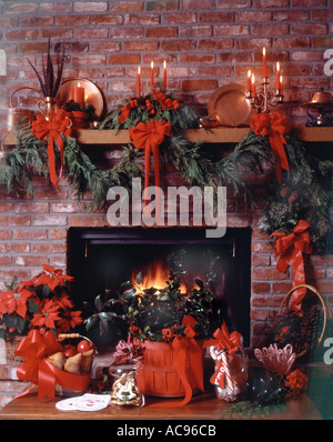 Natale ancora in vita di flaming camino decorato con mantello e articoli di festa Foto Stock