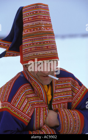 Il saami uomo in costume tradizionale fuma una sigaretta, Kautokeino, Norvegia settentrionale. Foto Stock
