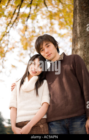 Coppia giovane guardando la fotocamera Foto Stock