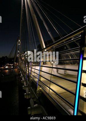 Il nuovo Golden Jubilee Bridge noto anche come Hungerford Bridge di notte sul Tamigi a Londra England Regno Unito Foto Stock