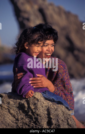 Interracial multiculturale multi razziale americano asiatico donna Filipina 3-4 anni bambina rock cercando off sulla distanza POV Foto Stock