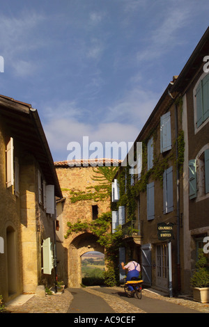 Portare a casa il pane in un secolo XIII street in Montesquiou Guascogna Foto Stock