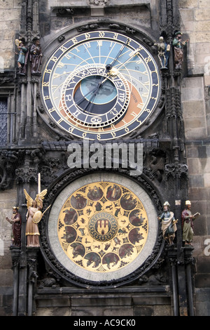 Primo piano dell'orologio astronomico nel municipio della città vecchia di Praga, Repubblica Ceca, che mostra un design intricato e un significato storico. Foto Stock