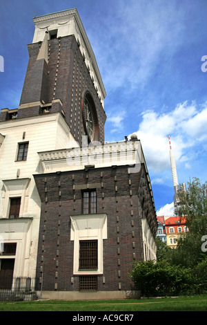 Chiesa Art Nouveau del Sacro cuore di nostro Signore (Kostel Nejsvetejsi srdce Pane) sotto un cielo blu, Praga. Foto Stock