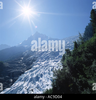Guardando oltre il Mont Blanc glacier vicino a Chamonix in Haute Savoie regione della Francia Foto Stock