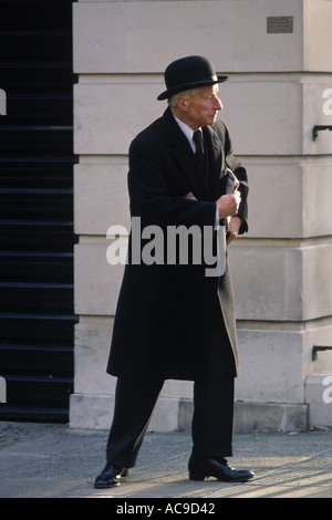 City gent in cappello bowler Belgravia Londra UK con giornale sotto il suo braccio. HOMER SYKES anni '80 Foto Stock