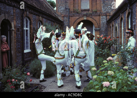 Sindaco di Ock Street, la squadra di ballo Morris esegue la loro danza tradizionale per i residenti della casa di elemosina locale. Abingdon, Oxfordshire. 1970s Regno Unito 1978 Foto Stock