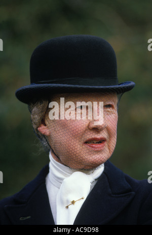 La donna indossa un velo tradizionale, un cappello da corsa da bowler, un braccetto e un braccetto di volpe. Fox caccia al Duca di Beaufort Hunt Gloucestershire anni '1980 Regno Unito. HOMER SYKES Foto Stock
