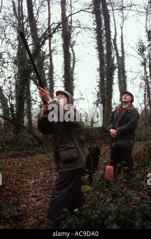 Bambini girare le riprese del Regno Unito Hampshire Inghilterra Fagiano shoot. Sport rurali insegnare ai ragazzi su sport di campagna padre e figlio 2000s HOMER SYKES Foto Stock