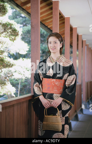 Giovane donna che indossa un kimono Foto Stock