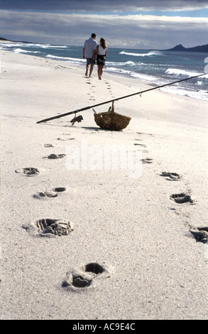 Un paio di pesca e di camminare sulla spiaggia, Tasmania, Australia. foto da Bruce Miller Foto Stock