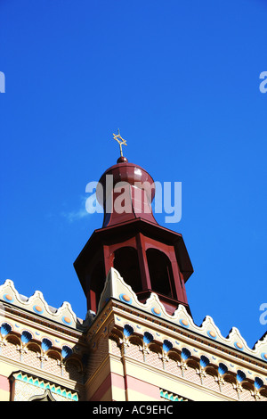 Primo piano della cupola e della stella della Sinagoga di Gerusalemme a Praga, su un cielo azzurro. Foto Stock