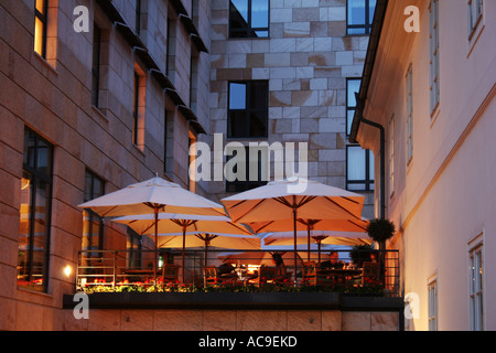 Street cafe a Praga di notte, in estate. Foto Stock