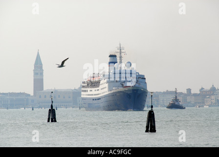 Grande nave lascia Venezia Italia Foto Stock
