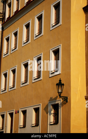 Facciata di un edificio in via Nerudova la mattina presto, fotografato a Praga. Foto Stock